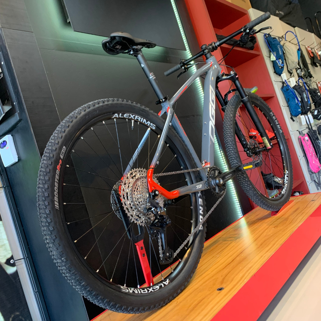 Bicicleta Oggi Big Wheel 7.2 Aro 29 Deore 12v 2024 Grafite e Vermelho e Cinza