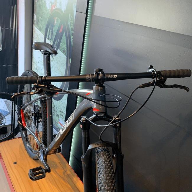 Bicicleta Oggi Big Wheel 7.2 Aro 29 Deore 12v 2024 Grafite e Vermelho e Cinza