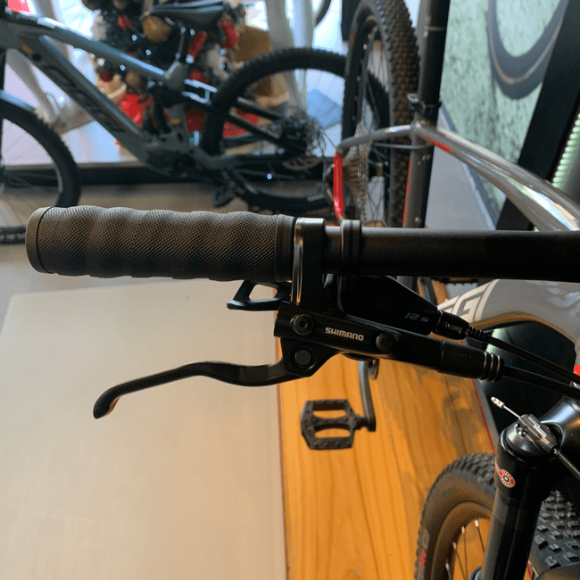 Bicicleta Oggi Big Wheel 7.2 Aro 29 Deore 12v 2024 Grafite e Vermelho e Cinza