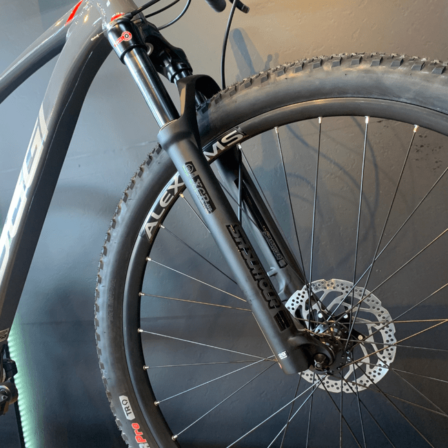 Bicicleta Oggi Big Wheel 7.2 Aro 29 Deore 12v 2024 Grafite e Vermelho e Cinza