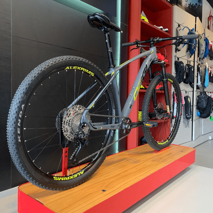 Bicicleta Oggi Big Wheel 7.2 Aro 29 Shimano Deore 11v 2023 Grafite e Preto e Amarelo