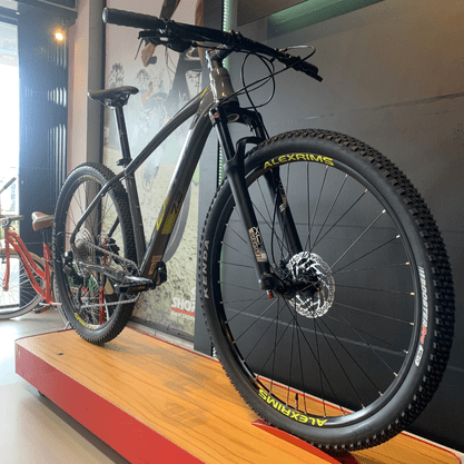 Bicicleta Oggi Big Wheel 7.2 Aro 29 Shimano Deore 11v 2023 Grafite e Preto e Amarelo