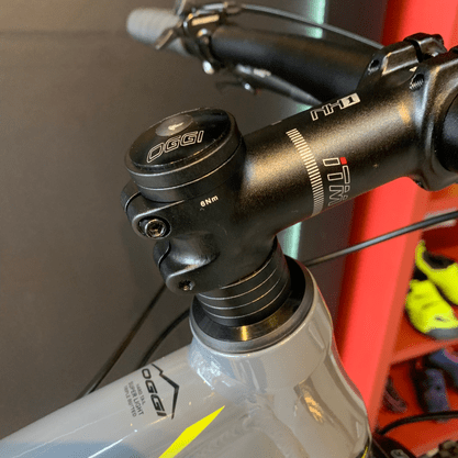 Bicicleta Oggi Big Wheel 7.2 Aro 29 Shimano Deore 11v 2023 Grafite e Preto e Amarelo