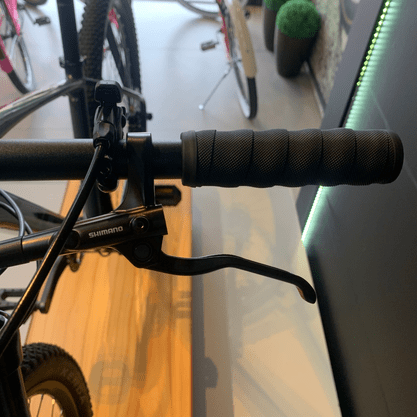 Bicicleta Oggi Big Wheel 7.2 Aro 29 Shimano Deore 11v 2023 Grafite e Preto e Amarelo