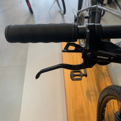 Bicicleta Oggi Big Wheel 7.2 Aro 29 Shimano Deore 11v 2023 Grafite e Preto e Amarelo