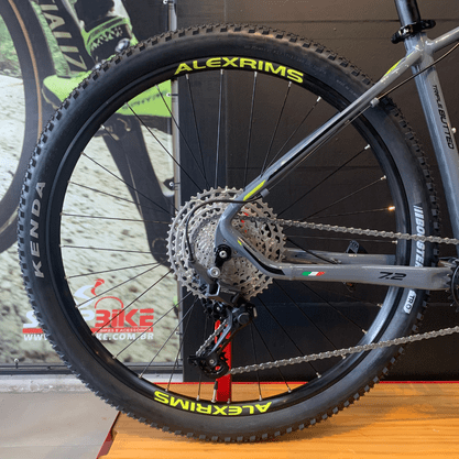 Bicicleta Oggi Big Wheel 7.2 Aro 29 Shimano Deore 11v 2023 Grafite e Preto e Amarelo