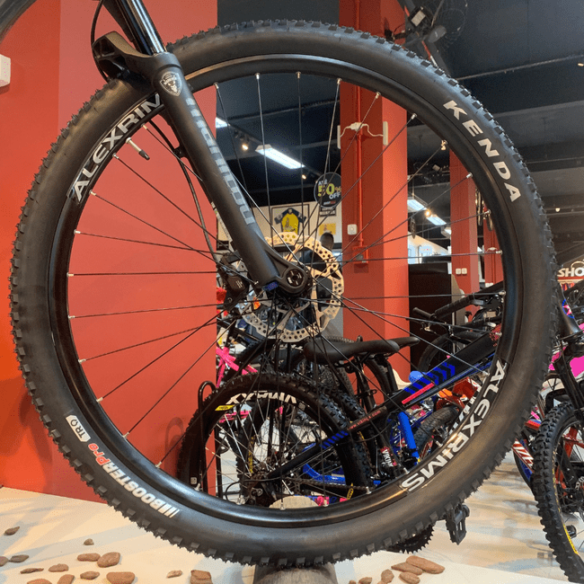 Bicicleta Oggi Bigwheel 7.3 Aro 29 Deore 12V Grafite e Laranja e Cinza