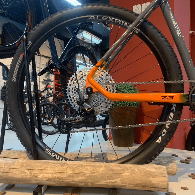 Bicicleta Oggi Bigwheel 7.3 Aro 29 Deore 12V Grafite e Laranja e Cinza
