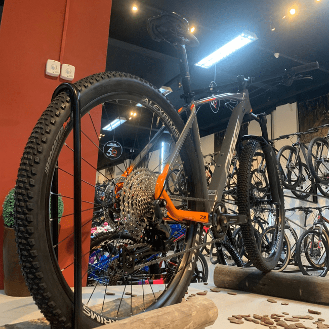 Bicicleta Oggi Bigwheel 7.3 Aro 29 Deore 12V Grafite e Laranja e Cinza