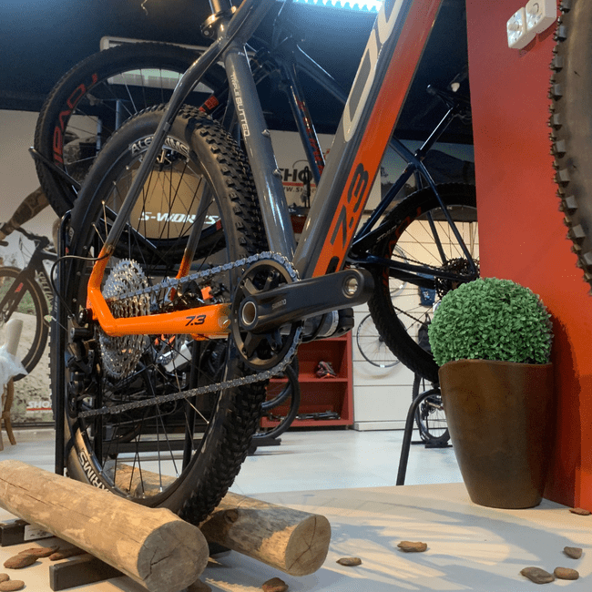 Bicicleta Oggi Bigwheel 7.3 Aro 29 Deore 12V Grafite e Laranja e Cinza