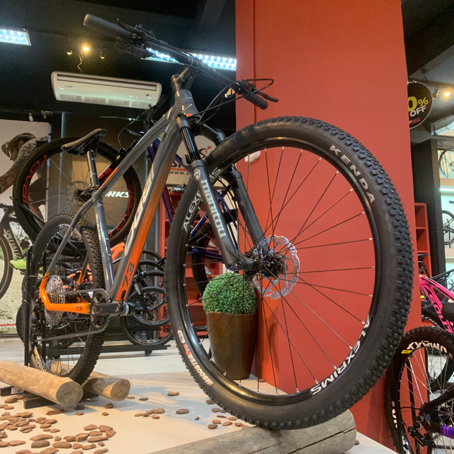 Bicicleta Oggi Bigwheel 7.3 Aro 29 Deore 12V Grafite e Laranja e Cinza