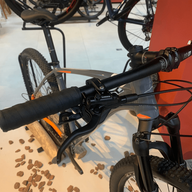 Bicicleta Oggi Bigwheel 7.3 Aro 29 Deore 12V Grafite e Laranja e Cinza