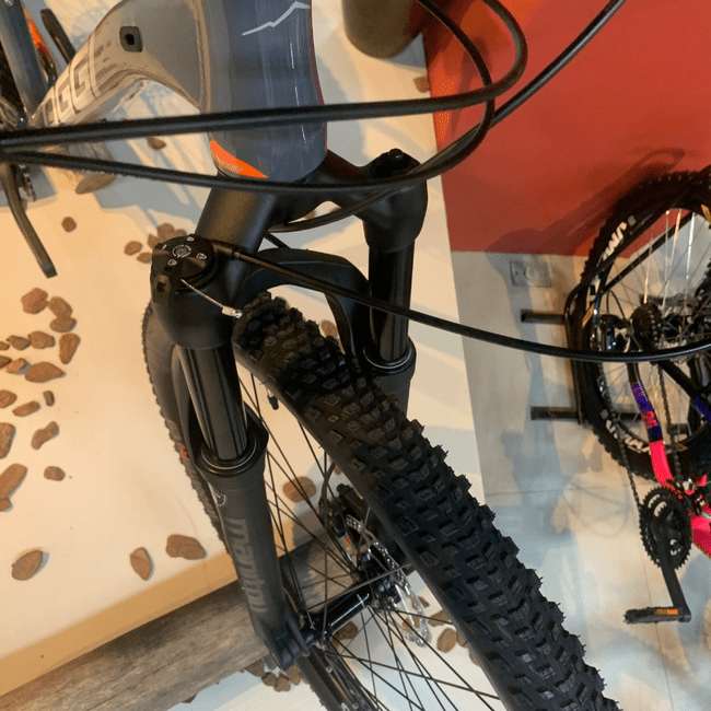 Bicicleta Oggi Bigwheel 7.3 Aro 29 Deore 12V Grafite e Laranja e Cinza