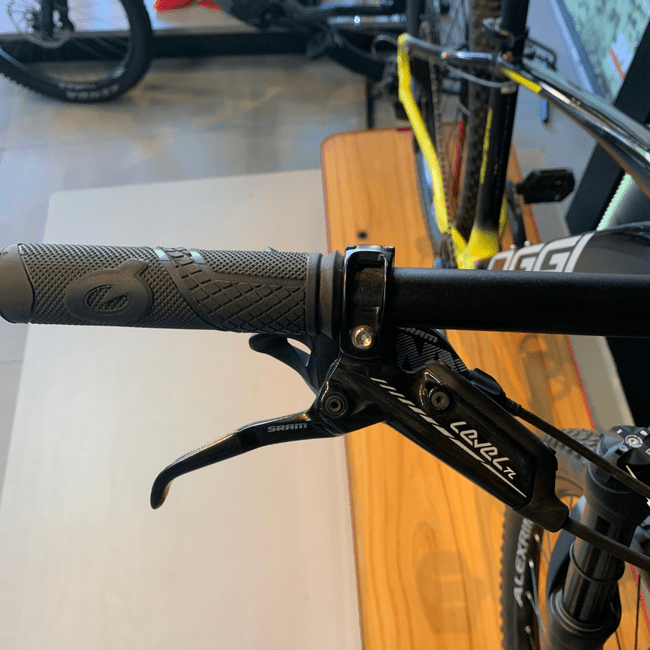 Bicicleta Oggi Big Wheel 7.5 Aro 29 Gx 12v 2022 Preto e Cinza e Amarelo
