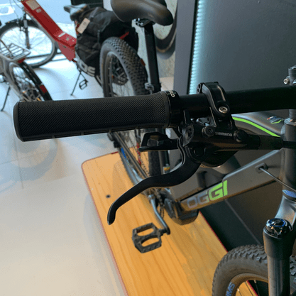 Bicicleta Oggi Big Wheel 8.3 Aro 29 Deore 11v 2022 Preto e Verde e Azul