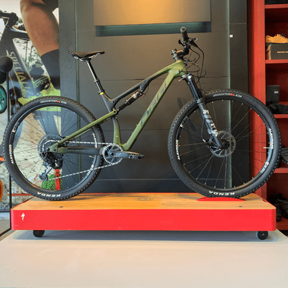 Bicicleta Oggi Cattura Pro T-20 Carbon Aro 29 GX 2023 12v Verde e Preto
