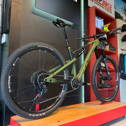 Bicicleta Oggi Cattura Pro T-20 Carbon Aro 29 GX 2023 12v Verde e Preto