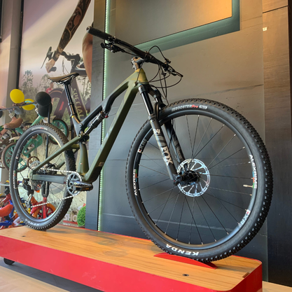 Bicicleta Oggi Cattura Pro T-20 Carbon Aro 29 GX 2023 12v Verde e Preto