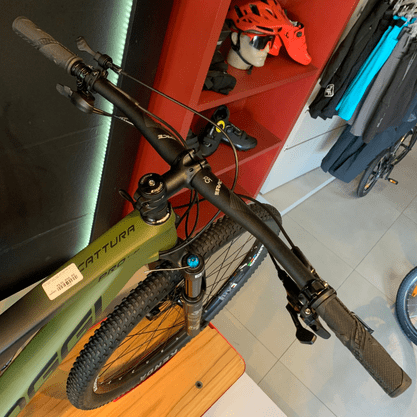 Bicicleta Oggi Cattura Pro T-20 Carbon Aro 29 GX 2023 12v Verde e Preto