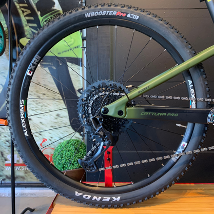 Bicicleta Oggi Cattura Pro T-20 Carbon Aro 29 GX 2023 12v Verde e Preto