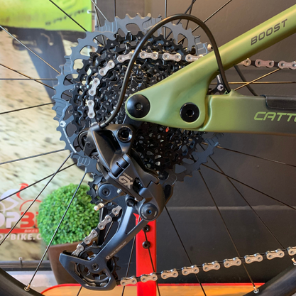 Bicicleta Oggi Cattura Pro T-20 Carbon Aro 29 GX 2023 12v Verde e Preto