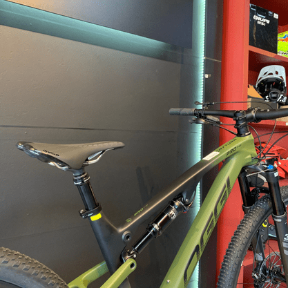 Bicicleta Oggi Cattura Pro T-20 Carbon Aro 29 GX 2023 12v Verde e Preto