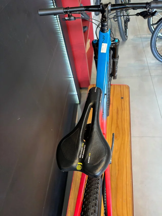 Bicicleta Oggi Cattura Pro T-17 Aro 29 GX 12V Vermelho e Azul - Seminova
