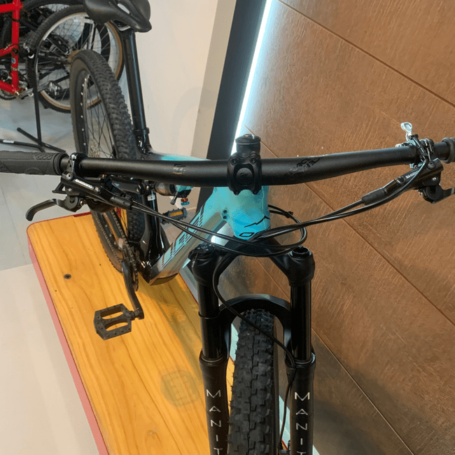 Bicicleta Oggi Cattura Sport Aro 29 Deore 12v Azul e Preto e Vermelho - Seminova