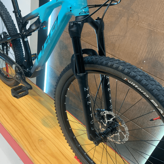 Bicicleta Oggi Cattura Sport Aro 29 Deore 12v Azul e Preto e Vermelho - Seminova