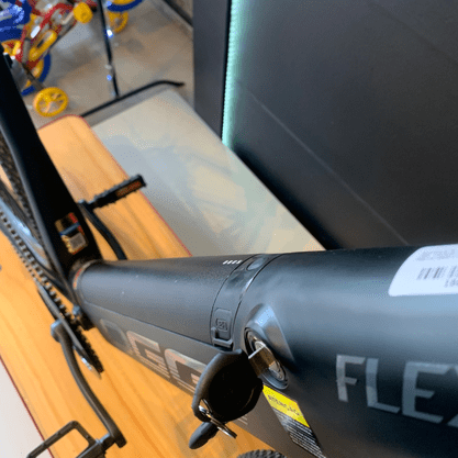 Bicicleta Oggi E-Bike Flex 200 Tourney 7v Preto e Grafite