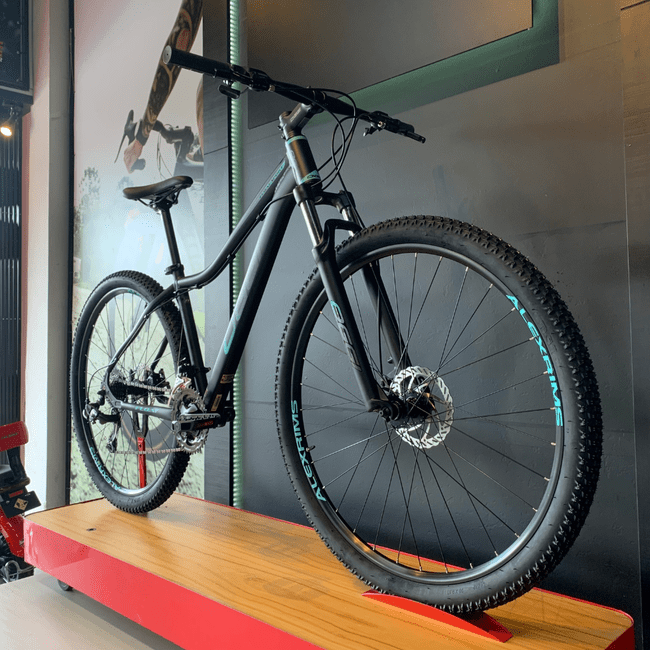 Bicicleta Oggi Float Sport Aro 29 Tourney 21v Preto e Azul e Rosa