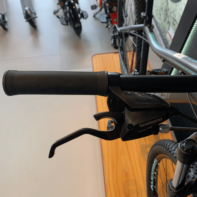 Bicicleta Oggi Float Sport Aro 29 Tourney 21v Preto e Azul e Rosa