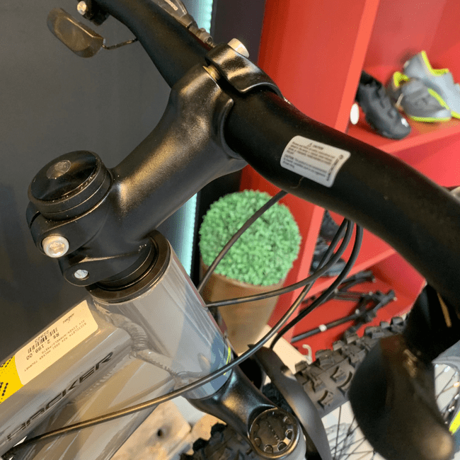 Bicicleta Oggi Hacker Aro 24 Tourney 21v Cinza e Amarelo e Preto