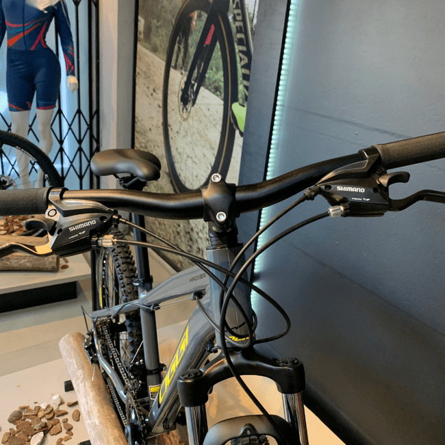 Bicicleta Oggi Hacker Aro 24 Tourney 21v Cinza e Amarelo e Preto