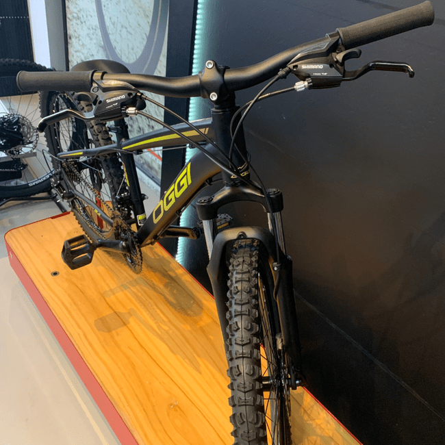 Bicicleta Oggi Hacker Aro 24 Tourney 21v Preto e Amarelo