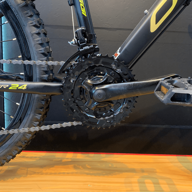 Bicicleta Oggi Hacker Aro 24 Tourney 21v Preto e Amarelo