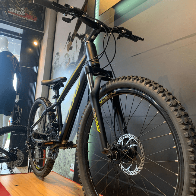Bicicleta Oggi Hacker Aro 24 Tourney 21v Preto e Amarelo