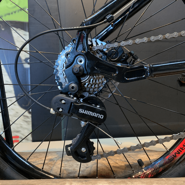 Bicicleta Oggi Hacker Aro 24 Tourney 21v Preto e Vermelho e Branco