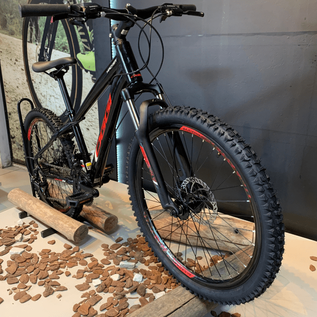 Bicicleta Oggi Hacker Aro 24 Tourney 21v Preto e Vermelho e Branco