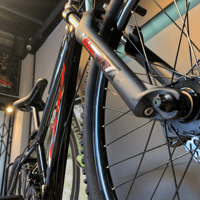 Bicicleta Oggi Hacker Aro 24 Tourney 21v Preto e Vermelho e Branco