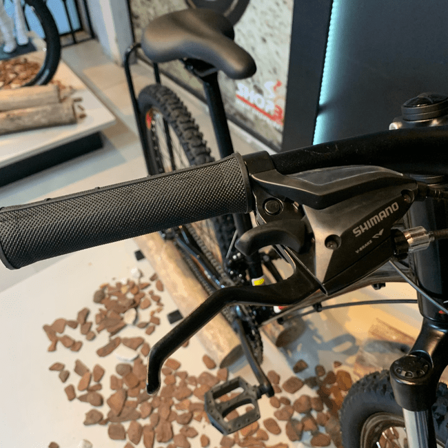 Bicicleta Oggi Hacker Aro 24 Tourney 21v Preto e Vermelho e Branco