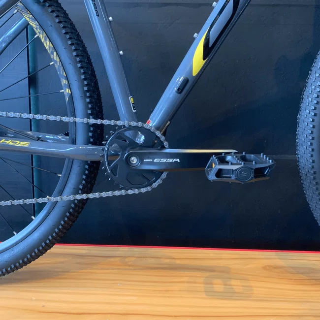 Bicicleta Oggi Hacker HDS Aro 29 Essa 8v Grafite e Amarelo e Preto