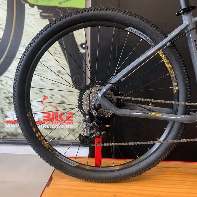 Bicicleta Oggi Hacker HDS Aro 29 Essa 8v Grafite e Amarelo e Preto