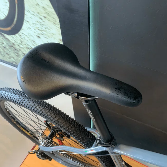 Bicicleta Oggi Hacker HDS Aro 29 Essa 8v Grafite e Amarelo e Preto