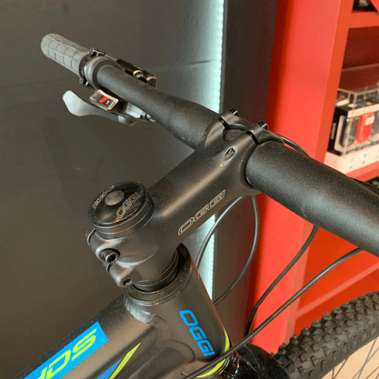 Bicicleta Oggi Hacker HDS Aro 29 Tourney 24v Preto e Azul e S-Lime