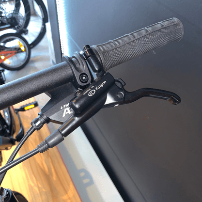Bicicleta Oggi Hacker HDS Aro 29 Tourney 24v Preto e Azul e S-Lime