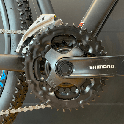 Bicicleta Oggi Hacker HDS Aro 29 Tourney 24v Preto e Azul e S-Lime
