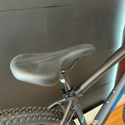 Bicicleta Oggi Hacker HDS Aro 29 Tourney 24v Preto e Azul e S-Lime