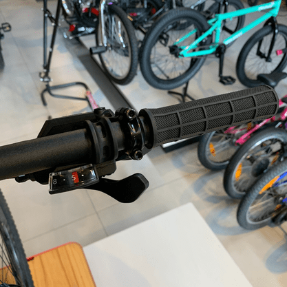 Bicicleta Oggi Hacker HDS Aro 29 Tourney 24v Grafite e Vermelho e Preto