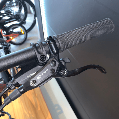 Bicicleta Oggi Hacker HDS Aro 29 Tourney 24v Grafite e Vermelho e Preto